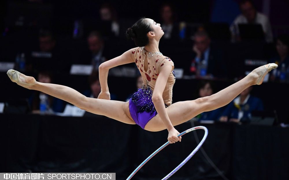 德州扑克心理战：如何通过故意展示底牌来诱导对手下一局的判断。（德州扑克心理博弈：刻意亮牌影响对手后续决策）